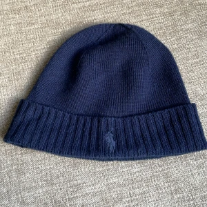 Polo Ralph Lauren mössa - Ralph Lauren mössa i riktigt bra skick och skönt material. Saknar tvättlappen på insidan annars felfri. Skriv vid minsta lilla fråga!!