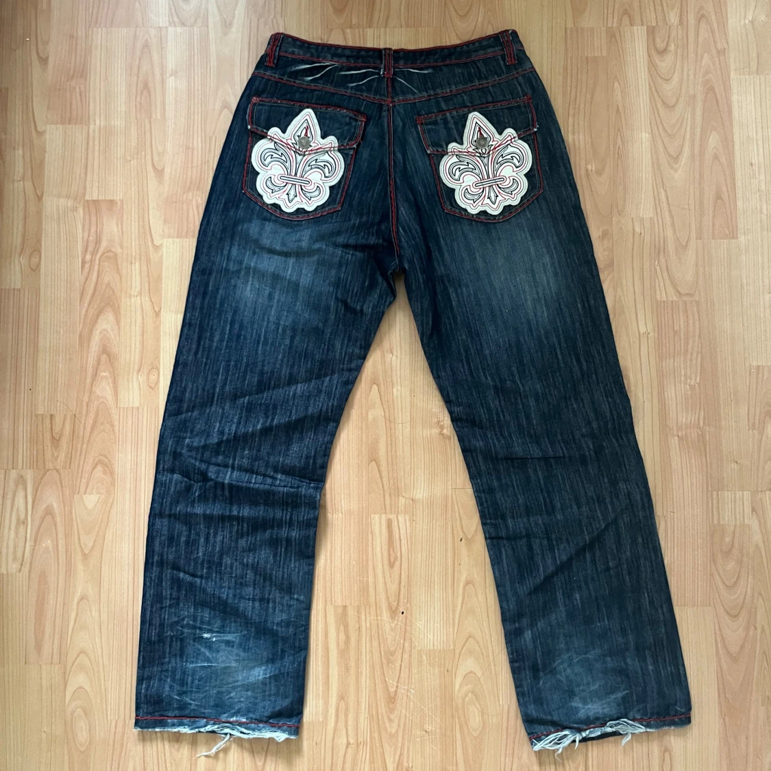 Coola jeans med röd stitching - 91