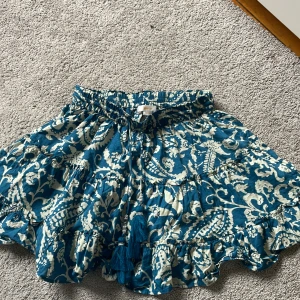 Gullig liten kjol från Gina tricot - Används några gånger men ändå bra skick