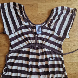 Norrhult Hängmatta randig klänning med fjäriltryck - Finaste mjukaste klänningen med fjäril tryck 🦋 Storlek s men den är väldigt stretchig så den passar även m. band vid midjad så man kan knyta runt. nytt skick. för extra 80 kr så jag kan jag korta klänningen ifall det önskas.