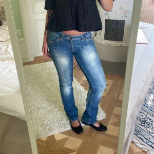 Low waist jeans - Ett par superfina jeans från Hilfiger Denim (Tommy Hilfiger). Storlek står inte men skulle säga ungefär 34/36🩵