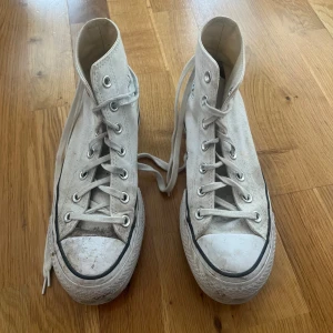 Converseskor - Höga Converseskor med platå. Ytligt smuts som går bort med lätt borstning med rengöring eller en tvätt i tvättmaskinen. 