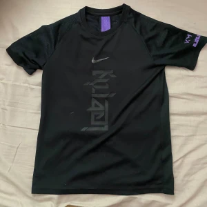 Nike t-shirt  - Säljer denna nike t-shirten som inte  längre. Finns en liten vit fläck vid högra armen (som ni ser i bilden) men annars kommer den i bra skick👍🏽