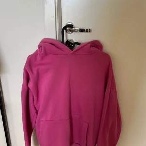 Hoodie  - Rosa hoodie i bra skick. 