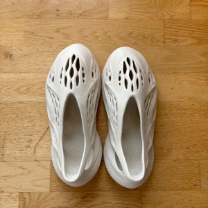 Yeezy foam runner - Tjena, säljer mina yeezy foam runners nu som är i storlek 42. Köpte i Los Angeles från Flight Club.  Lådan, påse och kvitto kommer med. Pris kan diskuteras
