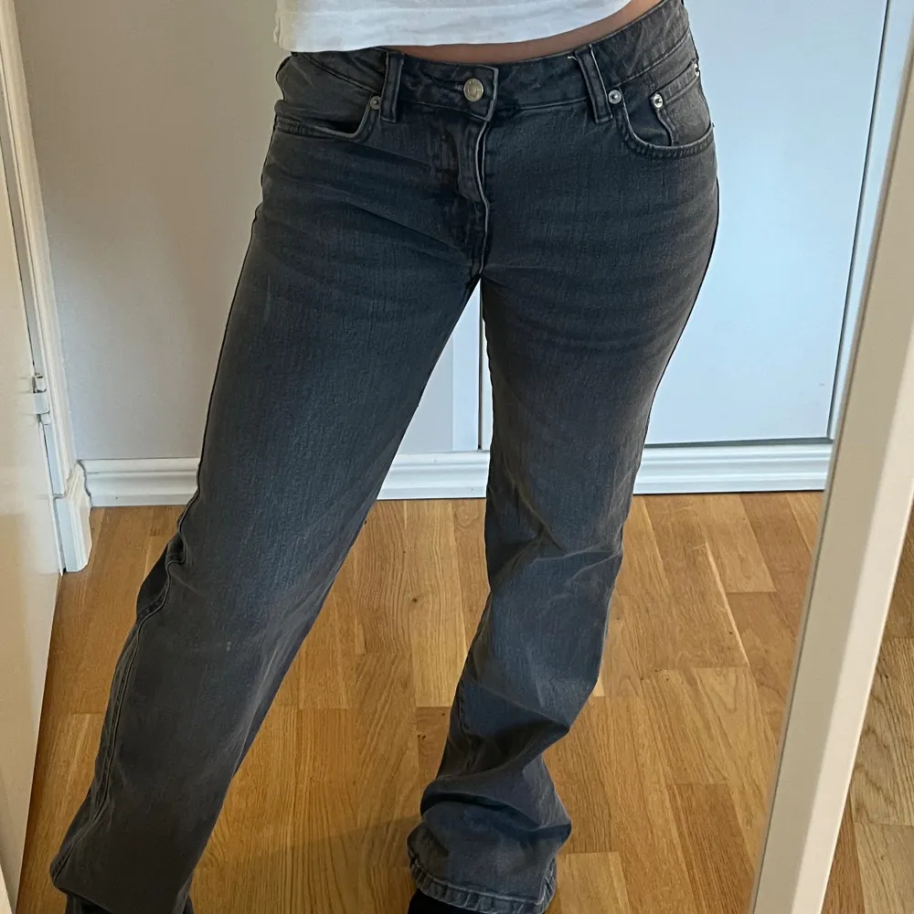 Säljer ny mina sparsamt använda jeans. De är ett par lågmidjade gråa bootcut jeans med as snygga fickor. Säljer pga de är för långa!🩷. Jeans & Byxor.