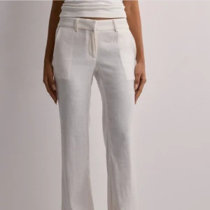 Kostym linnebyxor  - Vita kostym linnebyxor från Nelly. Ord pris 499kr. I perfekt skick + prislappen fortfarande kvar. Storlek 36. Säljer eftersom de inte passade