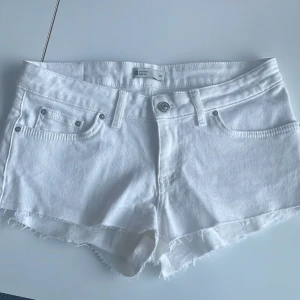 lågmidjade shorts - Ett par jättefina vita lågmidjade shorts i väldigt bra skick från Gina tricot! 👌🏻 