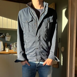 J.Lindeberg field jacka  - Säljer nu denna J.Lindeberg jackan i den mest populära modellen | skick 10/10 inga konstigheter använd fåtal gånger 😁 pris kan diskuteras | vårt pris 2299kr nypris ca 4000kr | kom pm för fler bilder eller frågor 🔥