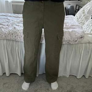 Militärgröna cargobyxor från dickies i storlek W31/L32. De är i ett bra skick . 