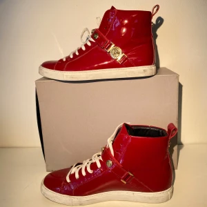 Versace Latex Sneakers  - Hej, säljer ett par enormt snygga helröda sneakers från Versace. Latexmaterial som gör de lätta att hålla rena. Väldigt kvalitativa. Omöjliga att få tag på, sällsynta & unika! Lätta att stylea. Storlek 43. Nypris över 6000kr. Pris kan diskuteras. DM!