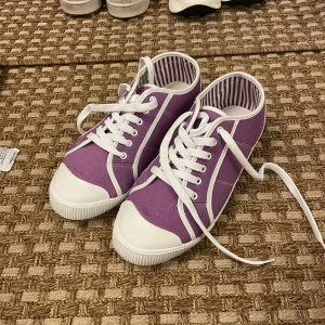 Sneakers  - Jättefina sneakers, kommer ej till användning löngre 