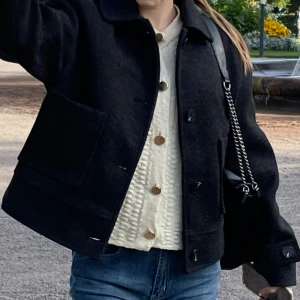 Svart kort kappa - Säljer denna korta svarta kappa jättefin men jag har en annan! Passar xs och s