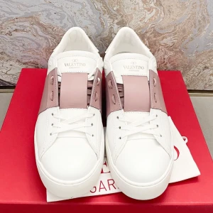 Valentino skor - Fina valentino skor som knappt är använda säljer pga är 1 storlek för stor, köpte den för ca 1 år sedan.