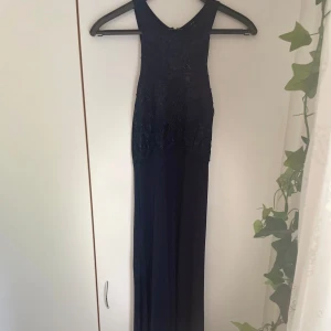 Lång klänning  - En klänning som jag beställde och tänkte ha när jag skulle på ball som inte kom till användning. Är 164 och S och den passar bra på mig, klänning är några cm över i marken. Priset går att diskutera.