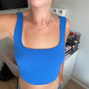 Zara topp! - Trendig topp från Zara! Jätte skönt material och väldigt fin blå färg! Toppen är croppad och i storlek S🥰