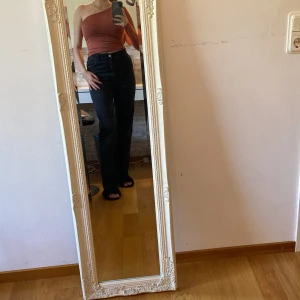 Enarmad tröja  - Använt 1 gång  Köpt på NAKD och i strl S Blanding av röd, brun & orange 