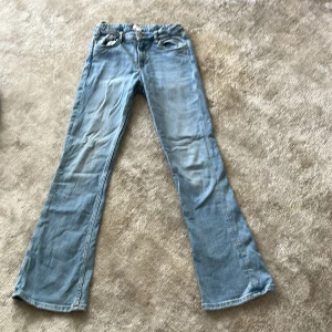 Snygga jeans ifrån gina 🫶 - Fina ljusblåa jeans ifrån gina tricot 💋 super fint skick och är i storlek 158❤️ skriv för mer info eller bilder!
