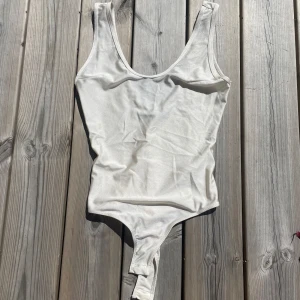 Bikbok- vit body  - Sjukt snygg vit body ifrån bikbok. Den passar till allt och är väldigt fin. Storlek xs men är stretchig oxh passar även s. Tyvärr kommer den inte till användning därför säljs den💖
