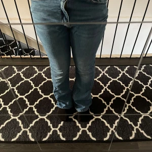 Flared jeans - Säljer mina nya Only flared jeans pga den är för stor i midjan , de väldigt Stretchiga även de är storlek 30 ! Helt nya utan lapp dock , köpt 500kr