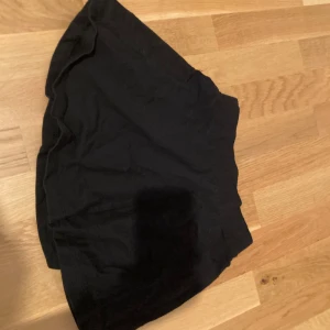 Svart kjol - Bra skick🫶🏼 Fin kjol❤️✌🏻 Storlek 134/140💞  Bra i storlek💅🏻  Skriv för mer information👍🏻🌸