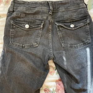 Jeans - Jeans från Gina Tricot som inte kommer till användning länge, lite slitna längst ner på benen ( bild 3)