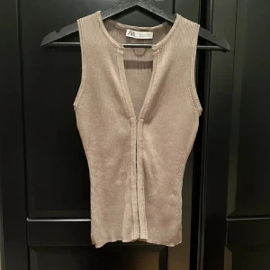 Beige ärmlös topp från Zara - SÖKER ! spelar ingen roll vilken färg. xs-s