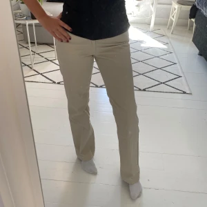 Beige levis-jeans - Supersnygga beige/creme vita jeans från levis i storlek XS. Helt oanvända så i utmärk skick! Går ner till golvet på mig som är 166💕tveka inte att kontakta vid frågor!