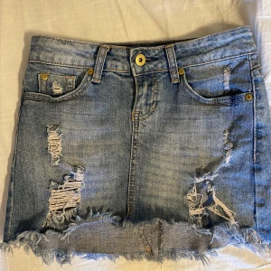 Jeans kjol - Söt jeans kjol, jätte bra skick säljer den för den är för liten💖skriv privat för mer bilder