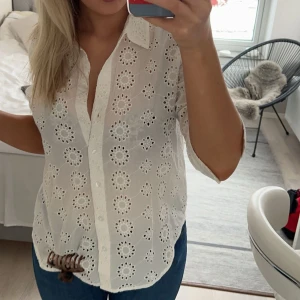 Broderad Skjorta  - Säljer denna fina broderade skjortan. Nyskick ! 💕
