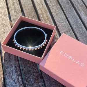 SILVRIGT ARMBAND MED NITAR - As snyggt och trendigt armband med nitar från Edblad! Helt oanvänt och är i NYSKICK därav priset💌Nypris: 600kr (SÄLJER ÄVEN RINGEN) kan även byta armbandet mot samma modell fast i guld💌KÖP NU FÖR 450kr