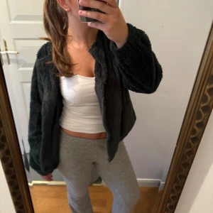 Fluffig jacka - Grön fluffig jacka, minns ej vartifrån men tror Only eller Veromoda. Jättebra skick, knappt använd. 70kr + frakt