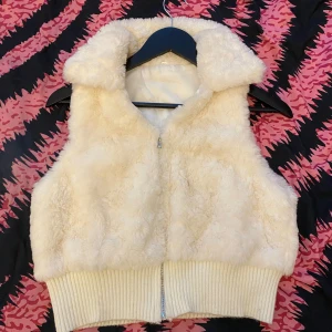 Vit fluffig väst  - Super söt väst men är inte min still längre så säljer den skriv om intresse<3