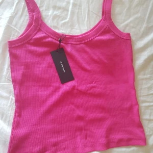 Vero moda topp - Denna är en oanvänd topp från Vero Moda i en riktigt fin rosa nyans. Är i ribbat material som ger en fin detalj till den⭐ Prislappen sitter kvar då den är helt oanvända förutom då bilden är tagen! Toppen köptes för väldigt länge sedan så säljs inte