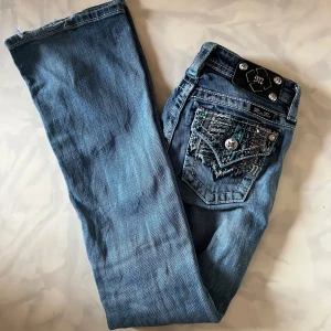 Miss me jeans - Säljer dessa superfina lågmidjade miss me jeansen då de är för små för mig. Det står storlek 12, men motsvarar 32/34 Bra skick. Midjemått rakt över 33 cm och runt hela midjan 66 cm Sen är innerbenslängden 74 cm🤍