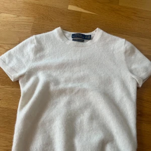 Stickad Ralph Lauren T-shirt - Hej! Nu säljer jag min vita stickade ralph lauren t-shirt. Den är i bra skick och endast använd fåtal gånger. Säljer den då den börjar bli för liten. Kontakta innan ni köper! 💓
