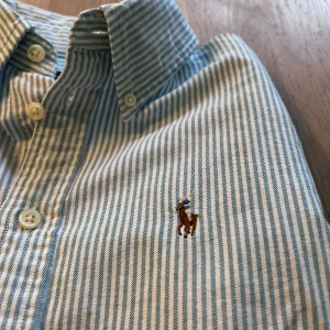 Ralph lauren skjorta - Säljer denna fina Ralph lauren skjorta då den är lite för liten på mig! Skicket är 10/10, den är knappt använd! Skriv om du har några frågor!