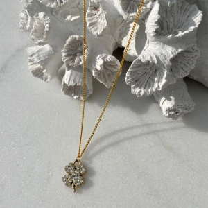 Halsband - Ett handgjort halsband med en glittrig fyrklöver och kedja gjort av mässing. Size: L 46cm (Aldrig använt, ej justerbar)