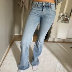 Ljusblå jeans lågmidjade  - Ett par supersnygga lågmidjade jeans i storlek 34 💗 vill knappt sälja sådärav priset💗