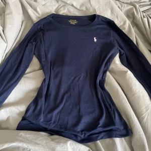 Ralph lauren tröja - Fint skick Storlek 150 men passar mig som är 160 men såklart sitter den tajt