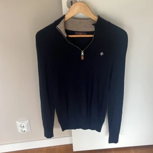Morris halfzip  - Säljer nu min Morris halfzip i storlek S då den blivit för liten. Tröjan är i bra skick och är köpt för 1200. För frågor eller funderingar skriv PM✌️