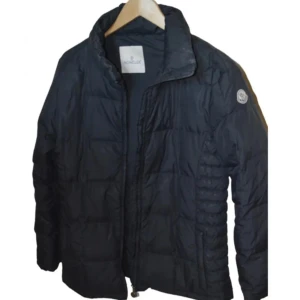 Moncler jacka - Bra skick  Knappt använd  Har ej kvitto 