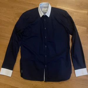 Jack & Jones Skjorta - En marinblå skjorta från Jack & Jones med vit krage | Storlek Medium | Gjord av 100% bomull | Mycket bra skick 👍  Kolla in min profil för fler skjortor, pikétröjor och annat i storlek M/L 💸