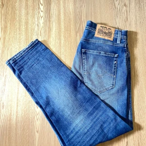 Replay Sandot  - Hej, säljer nu mina replay Sandots i storlek W31 L32 relaxed tapered. Helt nytt skick, om du har några frågor är det bara att skriva. Mvh Jesper 
