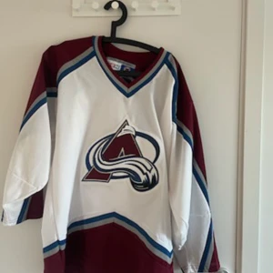 Colorado Avalanche NHL - Oanvänd hockey tröja, storlek M