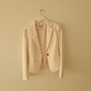 Kavaj - En jätte fin vit kavaj. Använt bara 2 gånger