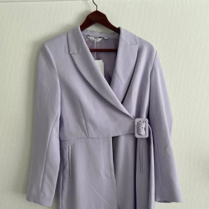 Kostym 40, and other stories jumpsuit  - Kostym strl 40. Jumpsuit från and other stories.  Nypris 1300 kr, säljes för 750 kr. Superfin och lyxigt material, kommer bara inte till användning. Stor utrensning pga flytt, se profil