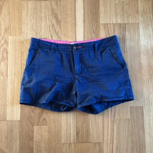 Shorts - Mörkblåa shorts från Holly & white. De har en liten fläck på baksidan men jag tvättar de innan jag postar