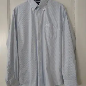 Ny äkta Jean Paul Gaultier skjorta. Model JP Classic Oxford Stripe Ls shirt Classic fit. 100% Bomull Nypris 1500kr  Kommer från fräscht rök och djurfritt hem 