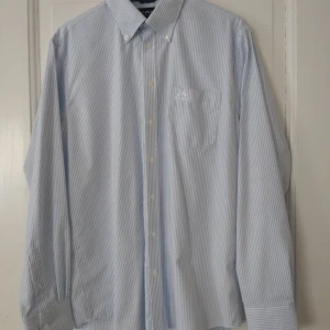 Ny Jean Paul Gaultier skjorta - Ny äkta Jean Paul Gaultier skjorta. Model JP Classic Oxford Stripe Ls shirt Classic fit. 100% Bomull Nypris 1500kr  Kommer från fräscht rök och djurfritt hem 